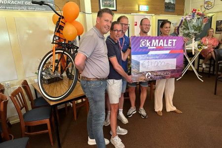 Fietsende ondernemers halen 73.000 op voor Wijkwieg